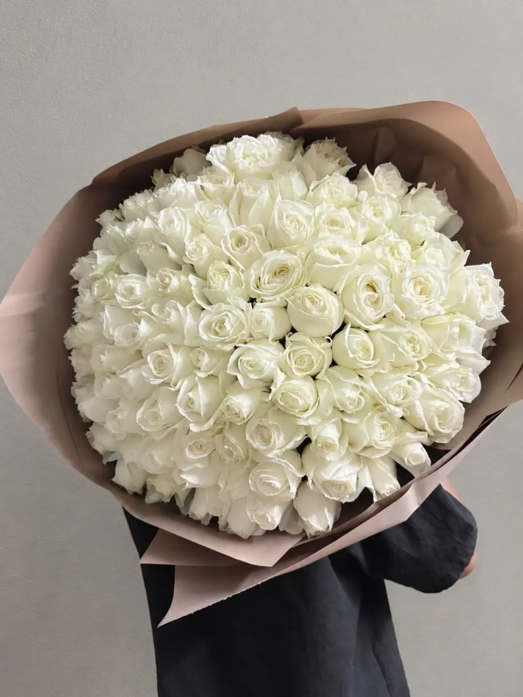 Photo shows 101 roses · Collection №03